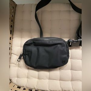 Lululemon belt bag in black